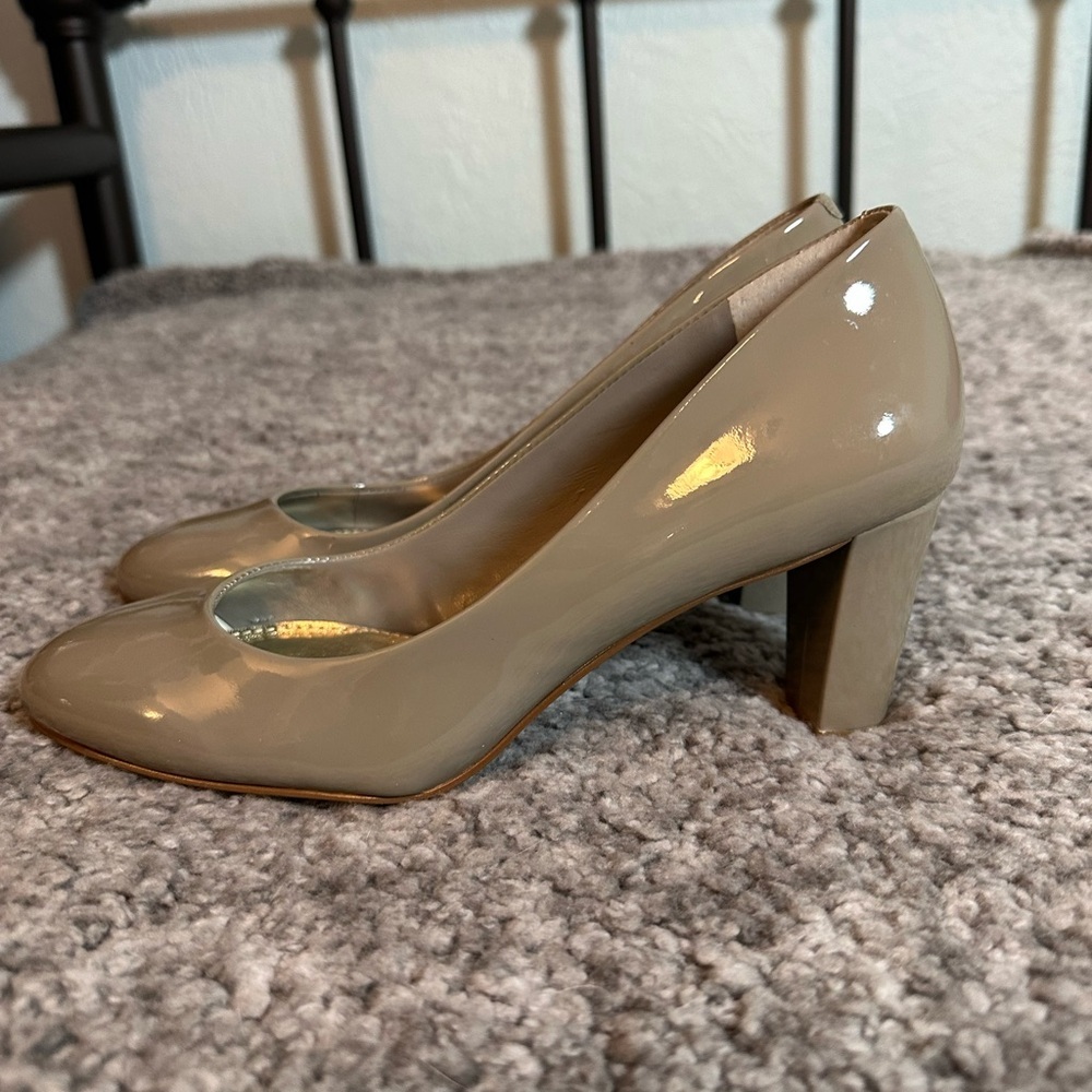 Lauren Ralph Lauren Beige Patent Leather Pumps Size 6 - Picture 5 of 10